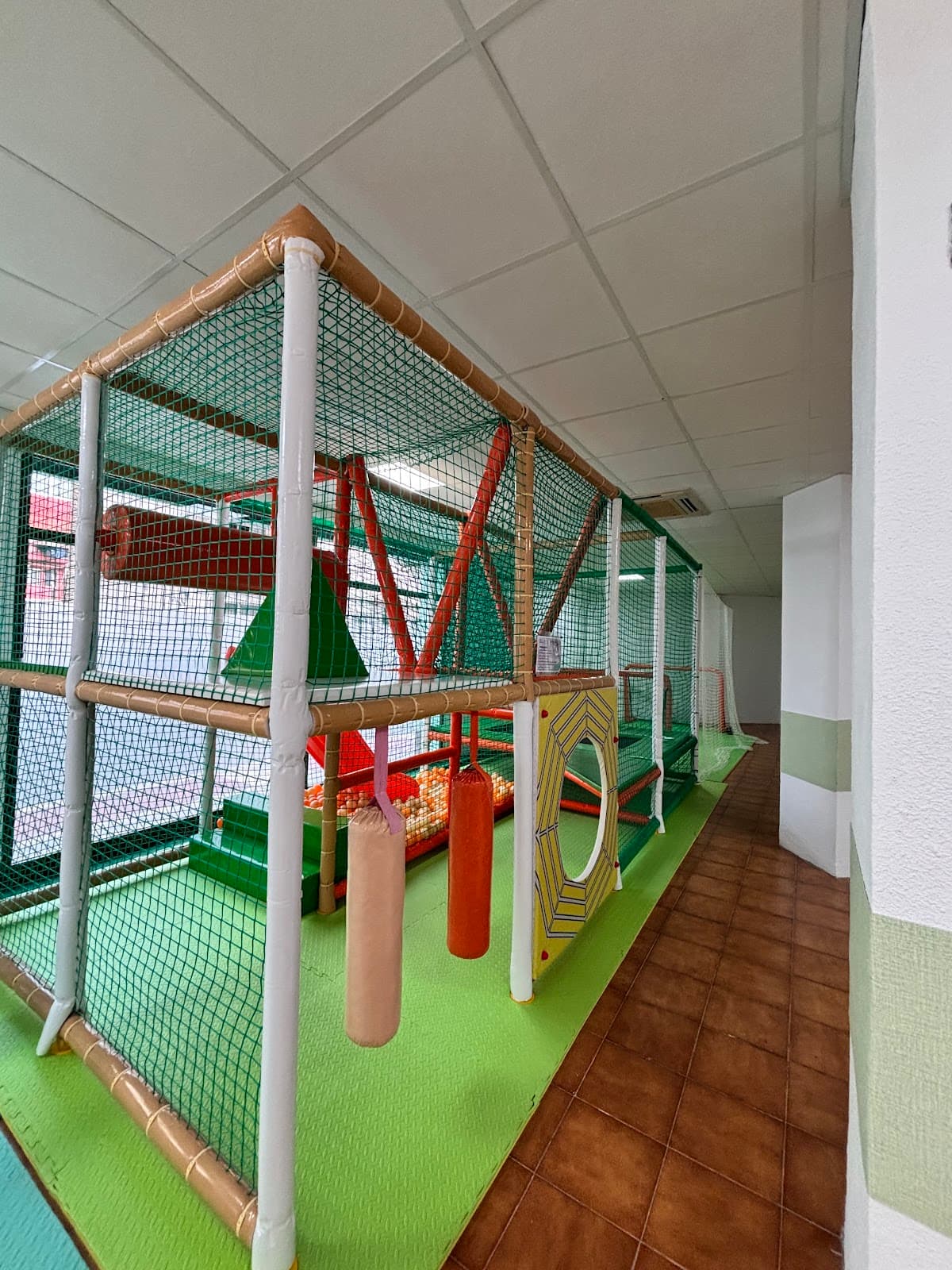 Parque de Bolas La Tribu — foto 1